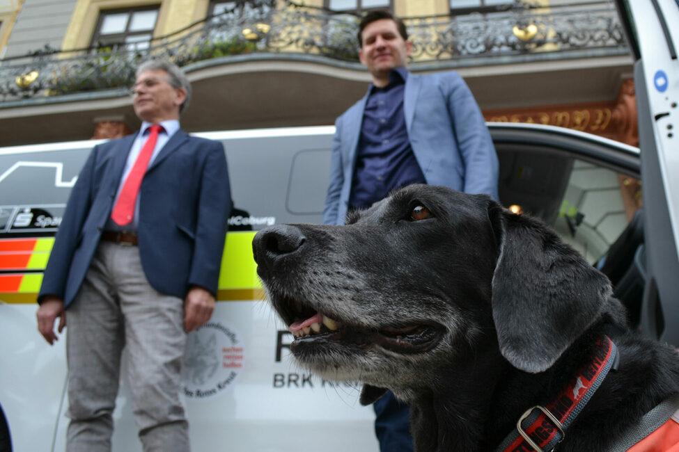 Im neuen Einsatzfahrzeug haben die Rettungshunde klimatisierte Transportboxen