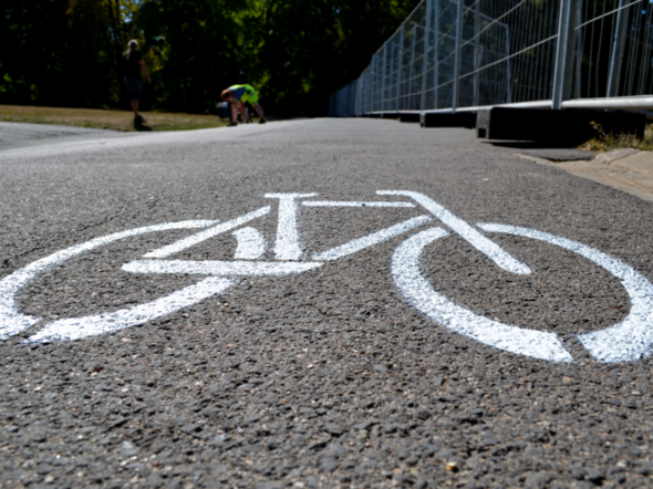 Weiße Fahrradsymbole markieren die erlaubten Wege im Hofgarten