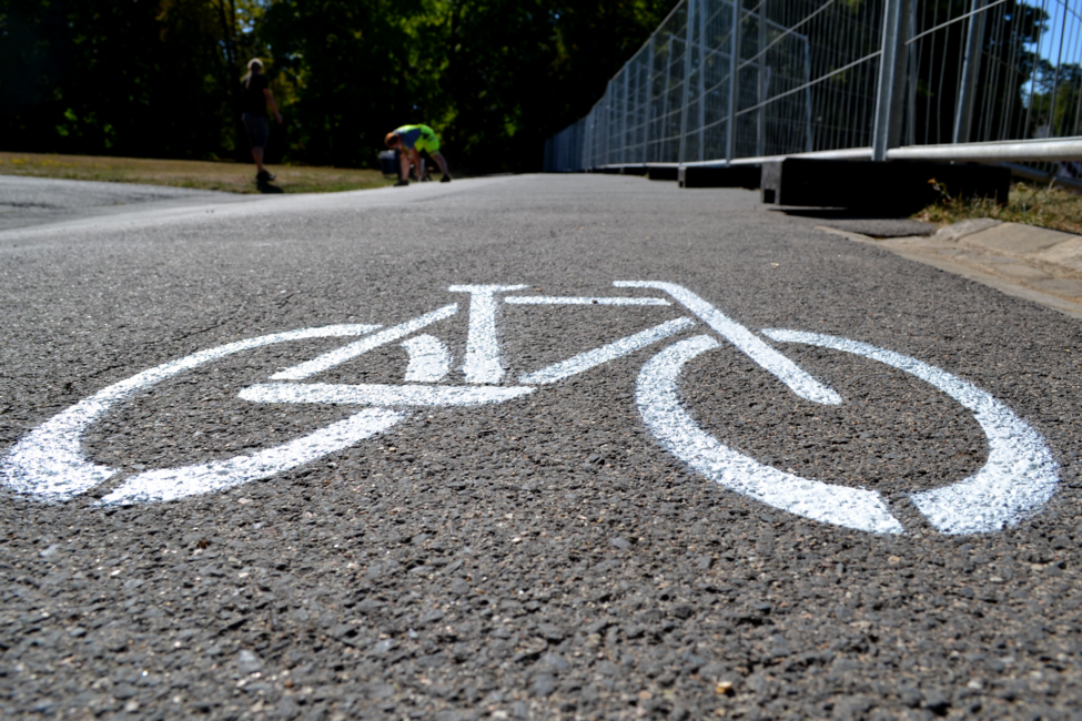 Weiße Fahrradsymbole markieren die erlaubten Wege im Hofgarten