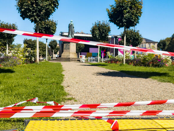 Rot-weißes Flatterband versperrt den Zugang zum Rondell auf dem Schlossplatz