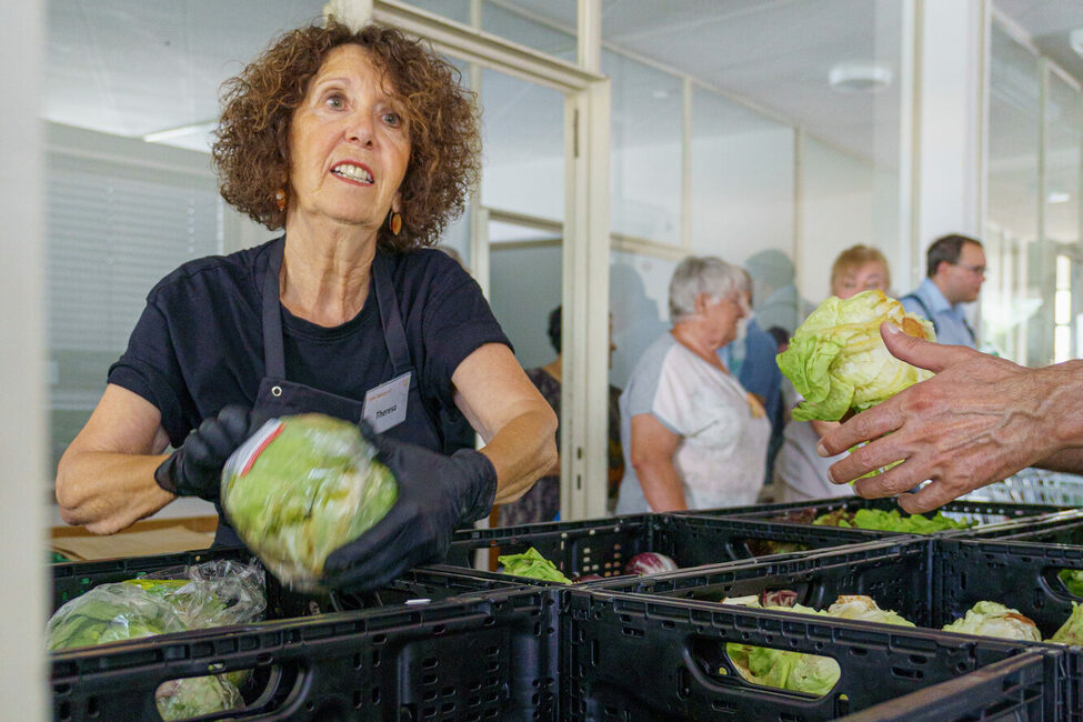 Ehrenamtliche Helferin bei der Tafel