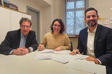 3. Bürgermeister Can Aydin, Sandra Enders (stellv. Geschäftsführerin Innovative Sozialarbeit e.V.) und Reinhold Ehl (Leiter Amt für Jugend und Familie) bei der Unterzeichnung der Leistungsvereinbarung für das Jugendkulturzentrum am Anger.