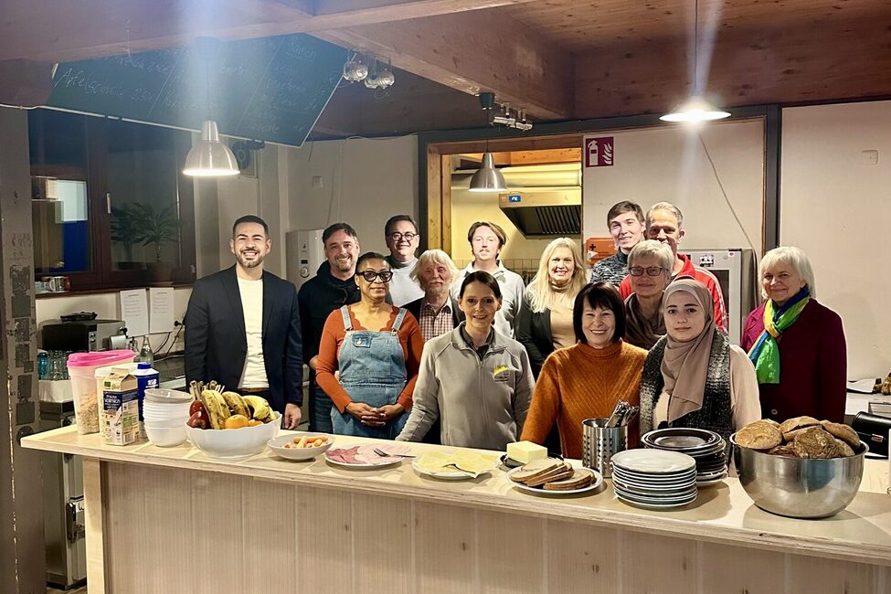 3. Bürgermeister Can Aydin besucht das Team des Schulfrühstücks der Rückerschule