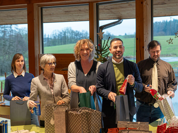 Ulrike Schmidt-Rothmund (Pfarrerin St. Johannis), Sabine Kastner (Vorsitzende Bürgerverein Wüstenahorn), Ingrid Marr (Leiterin Haus am See), Can Aydin (3. Bürgermeister), Frank Klinnert (Edeka Klinnert) packen die Weihnachtsüberraschung für runden Jubilar*innen ab 70 Jahren.