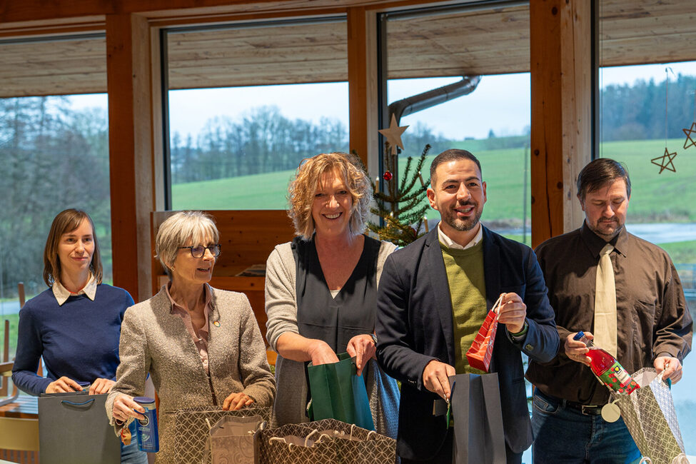 Ulrike Schmidt-Rothmund (Pfarrerin St. Johannis), Sabine Kastner (Vorsitzende Bürgerverein Wüstenahorn), Ingrid Marr (Leiterin Haus am See), Can Aydin (3. Bürgermeister), Frank Klinnert (Edeka Klinnert) packen die Weihnachtsüberraschung für runden Jubilar*innen ab 70 Jahren.