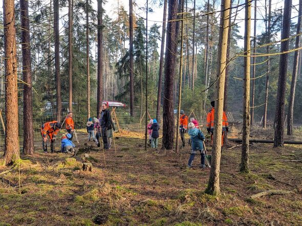 Die Umwelt-AG der Grundschule am Heimatring unter der Leitung von Frau Engelhardt hat mit großem Engagement etwa 180 Bäume gesetzt.