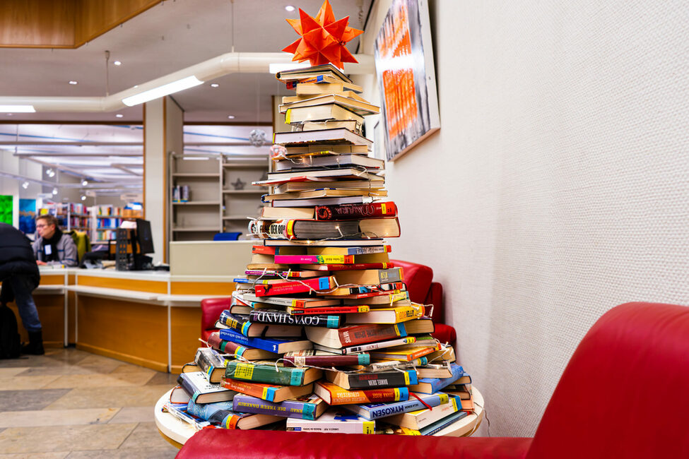 Der Bücherbaum im Foyer der Stadtbücherei 2023.