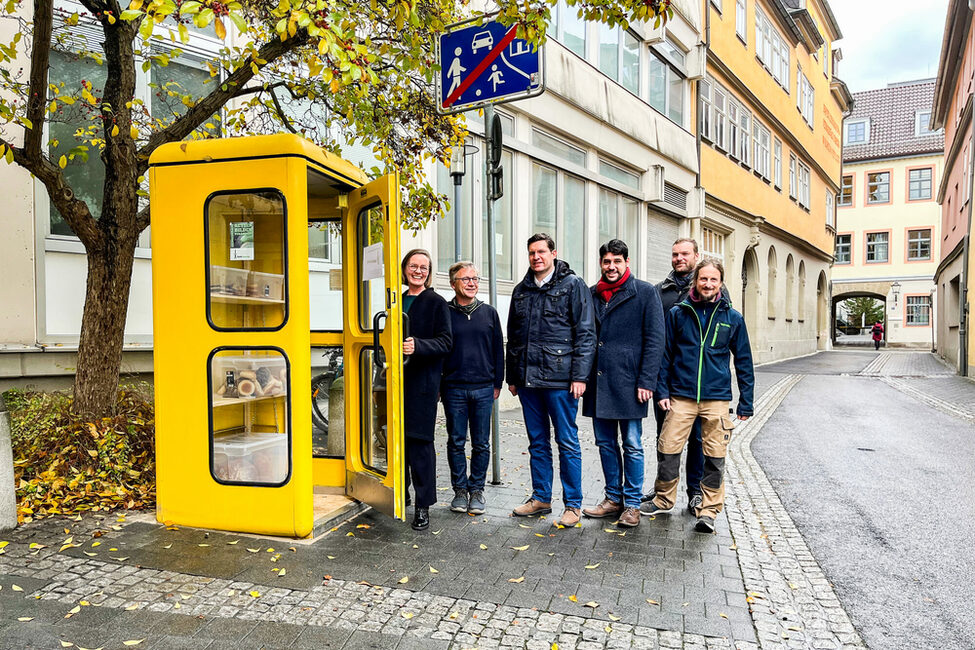 (von links) Tina Gehlen-Hopf, Stefan Kornherr, Dominik Sauerteig, Stefan Sauerteig, Markus Neufeld und Bodo Neubert vor der Food-Sharing-Telefonzelle