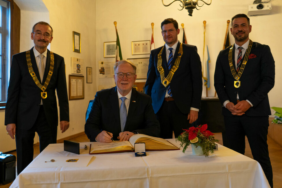 Die Stadt Coburg ehrt Dr. hc. Hans Michelbach für seinen Einsatz als Stadtrat und Bundestagsabgeordneter.