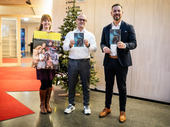 Bianca Haischberger, Björn Schumacher und Can Aydin bei der Spendenübergabe zum Weihnachtsmärchen im Globe.
