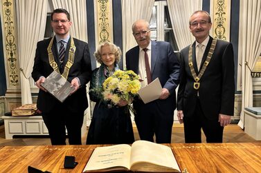 Oberbürgermeister Dominik Sauerteig, Frau Melville, Prof. Dr. Gert Melville und 2. Bürgermeister Hans Herbert Hartan.