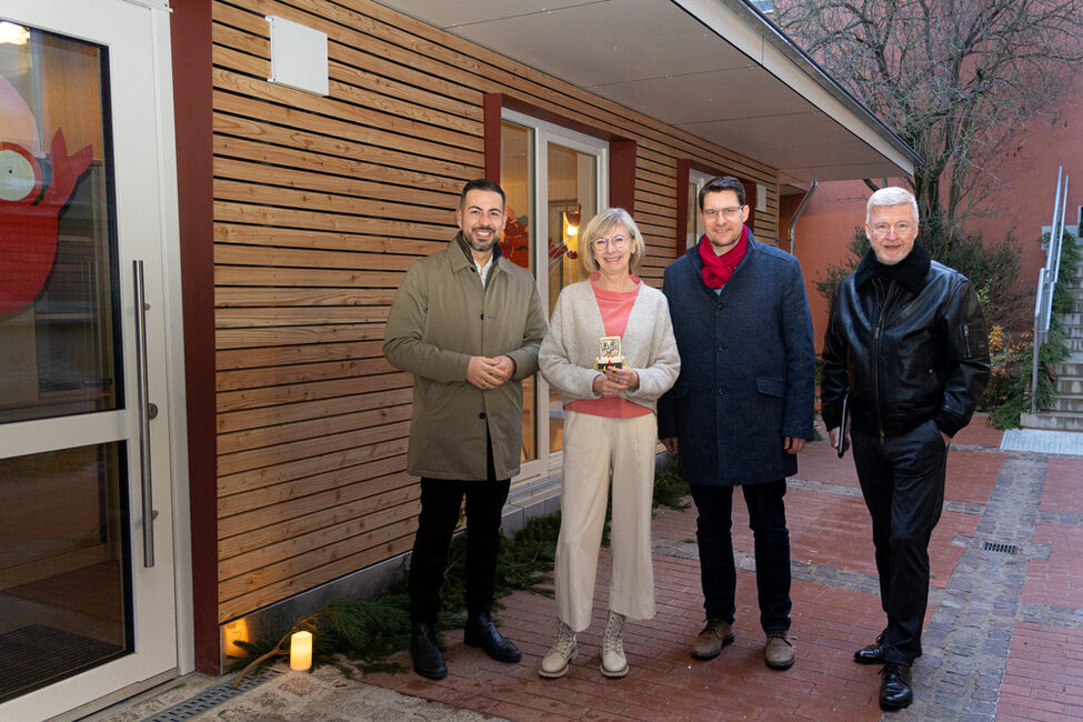 3. Bürgermeister Can Aydin, Schulleiterin Jutta Kneidl, OB Dominik Sauerteig und Baureferatsleiter Peter Cosack freuen sich, dass das neue Restaurant an der Grundschule Ketschendorf fertig ist.