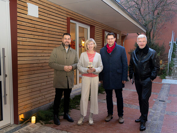 3. Bürgermeister Can Aydin, Schulleiterin Jutta Kneidl, OB Dominik Sauerteig und Baureferatsleiter Peter Cosack freuen sich, dass das neue Restaurant an der Grundschule Ketschendorf fertig ist.