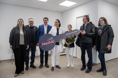 Diana Schmitt (Wifög), Stephan Horn (Wifög), OB Dominik Sauerteig, Sigrun Merger, Chantal Köhler, Hans Meier (immo4life), Claudia Roth (immo4life): bei der Eröffnung der Praxis Dr. Merger.