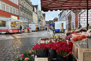 Die Marktstände stehen in der Spitalgasse.
