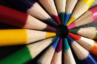 Buntstifte bilden einen Kreis