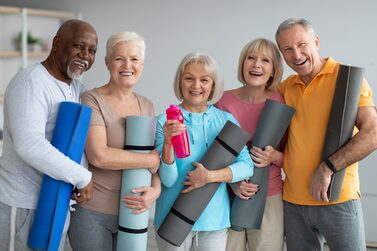 Eine Gruppe Senior*innen mit Gymnastikmatten.