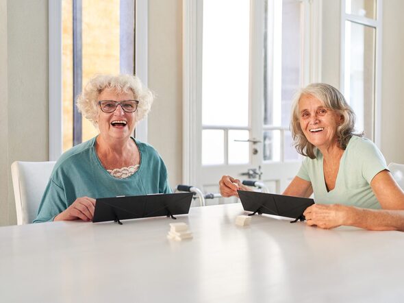 Seniorinnen spielen Rummikub