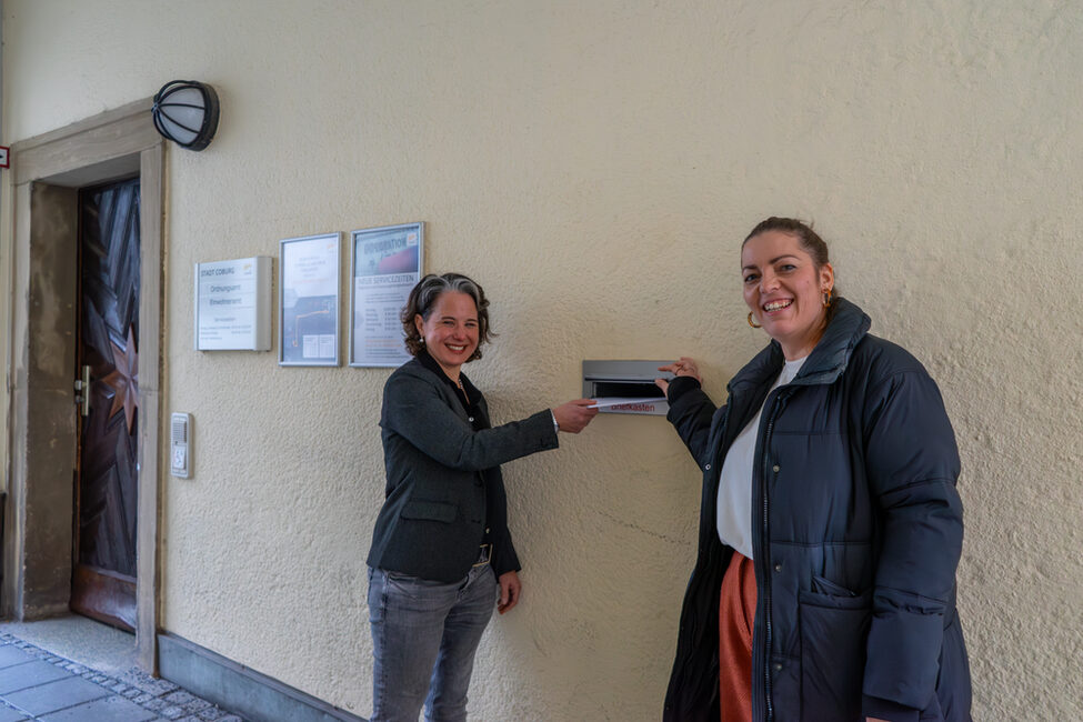 Die Organisatorinnen der Bundestagswahl Jennifer Jahn und Tina Möller am Postkasten in der Rosengasse.