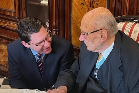 Oberbürgermeister Dominik Sauerteig gratuliert Dr. Günter Kammerscheid zum 100. Geburtstag.