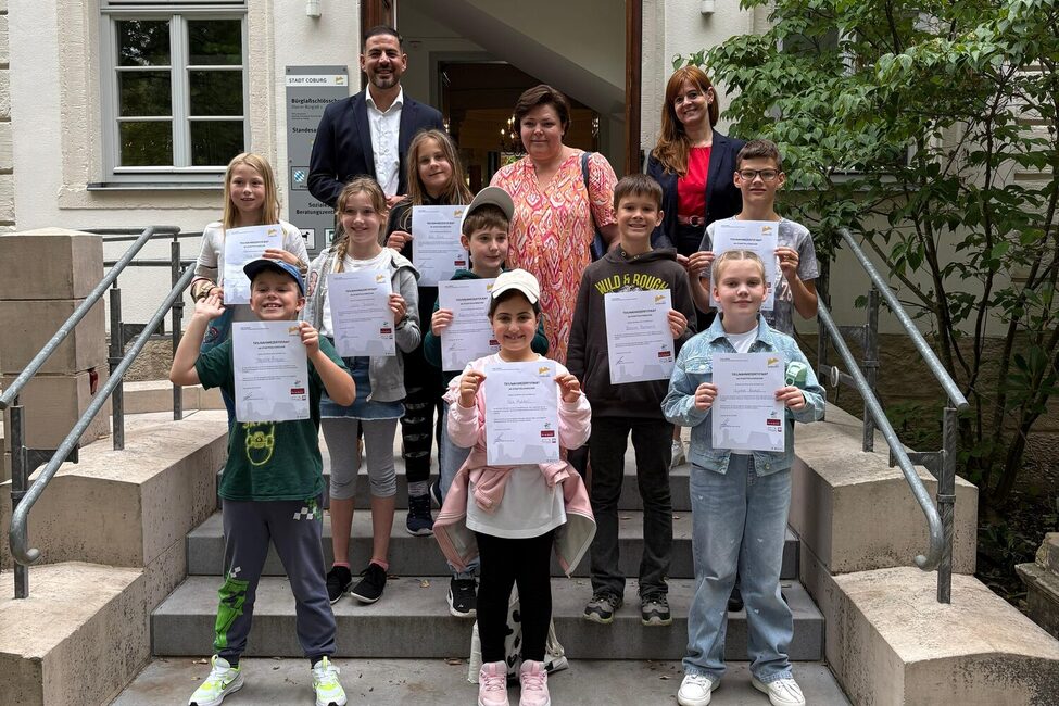 Bürgermeister Can Aydin, Olga Biryukov (Caritas Coburg) und Bianca Haischberger (Leiterin Stabsstelle Demografie, Bildung & Familie) bei der Urkundenübergabe der Stadtteilforscher Creidlitz.