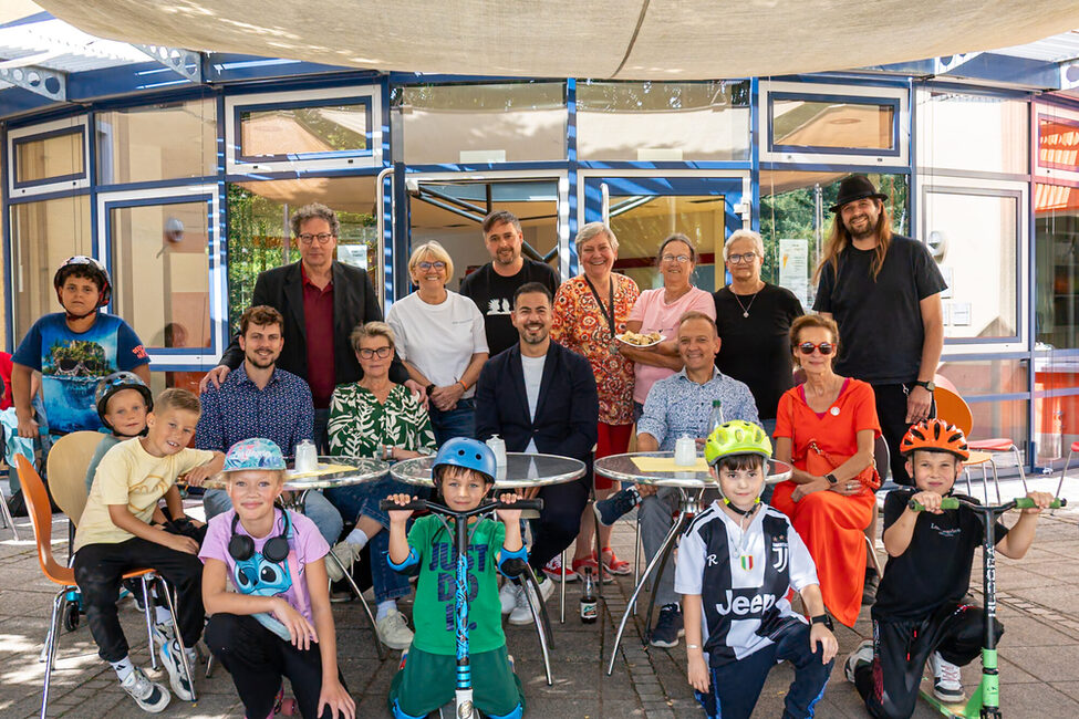 3. Bürgermeister mit dem Team und Gästen des neuen CoJe Café