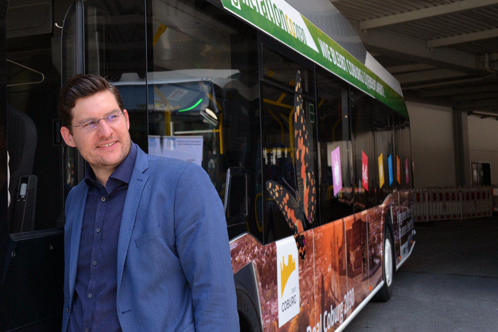 Oberbürgermeister Sauerteig freut sich über die neuen E-Stadtbusse