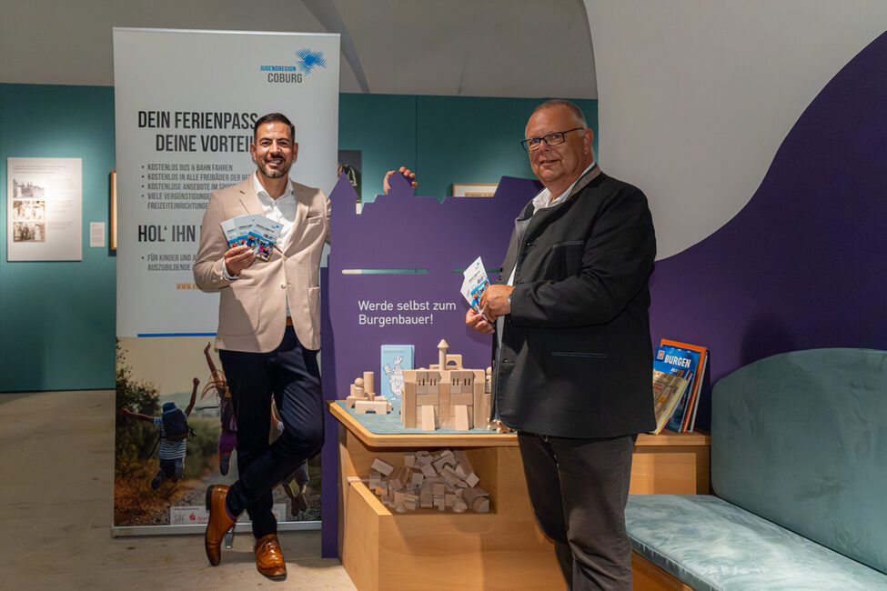 Bürgermeister Can Aydin und stellvertretender Landrat Martin Stingl präsentieren den Ferienpass 2025