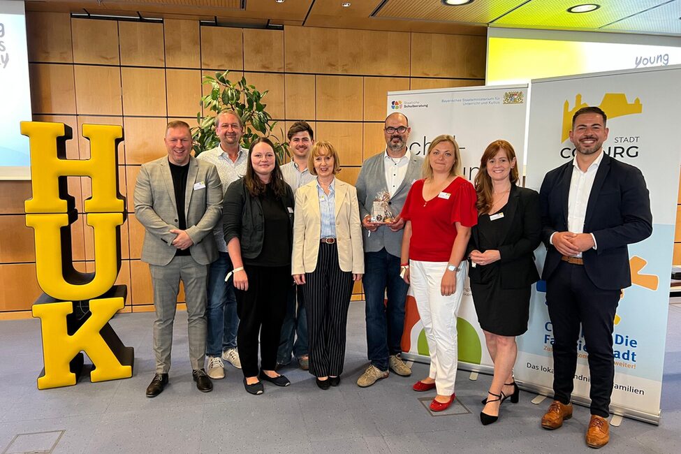 v.l.: Nils Fuhrmann (Teamleiter Health & Prevention der HUK-COBURG), Dieter Wuttke (Schulpsychologischen Beratungsstelle), Jana Jobst (Schulpsychologischen Beratungsstelle), Max Balling (Schulpsychologischen Beratungsstelle), Regina Knape (Schulpsychologischen Beratungsstelle), Prof. Dr. Niko Kohls, Hanna Waller (Bildungskoordination der Stabsstelle Demografie, Bildung & Familie), Bianca Haischberger (Leiterin Stabsstelle Demografie, Bildung & Familie), 3. Bürgermeister Can Aydin