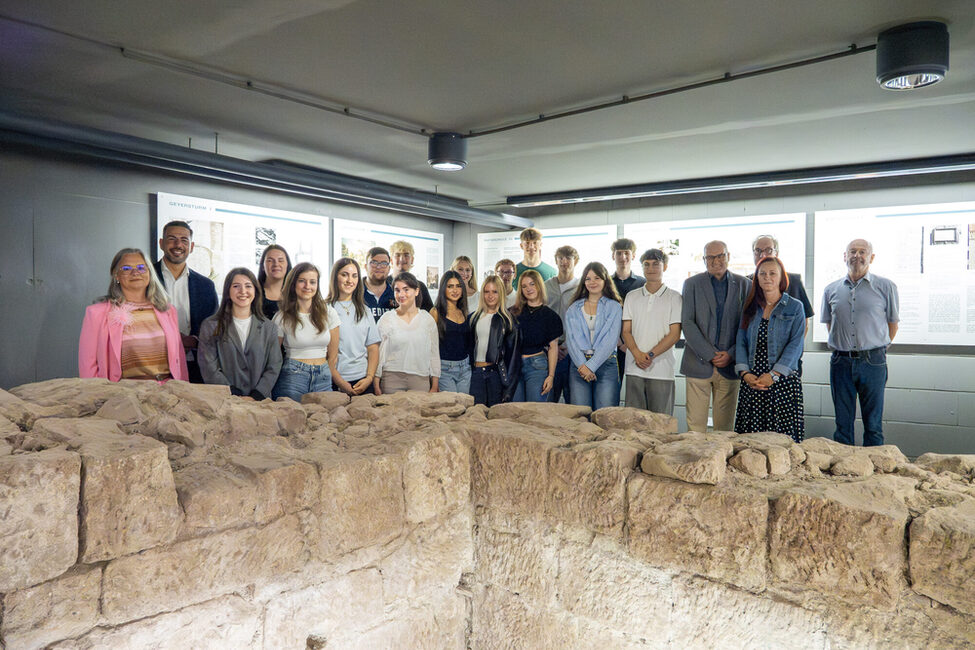 Gruppenfoto der Schulklasse mit Lehrerin, Schulleiterin und 3. Bürgermeister Can Aydin