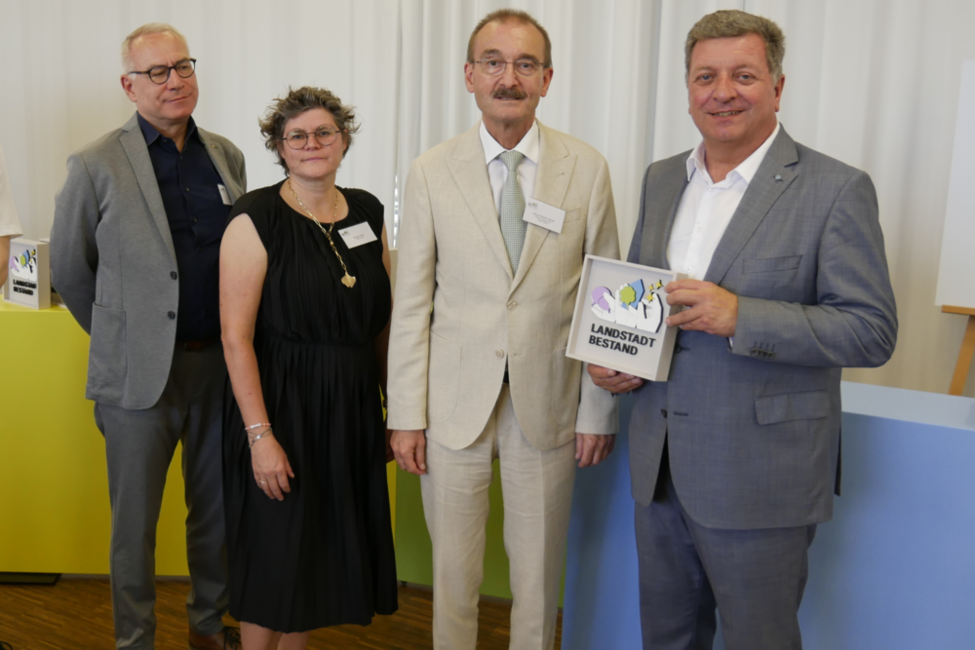 Von Links: Projektmanager Fabian Reichstein, Leiter des Stadtbauamtes Karl Baier, Leiterin der Stabsstelle Klimaschutz und Nachhaltigkeit Kirsten Köhn, 2. Bürgermeister Hans-Herbert Hartan und Staatsminister Christian Bernreiter