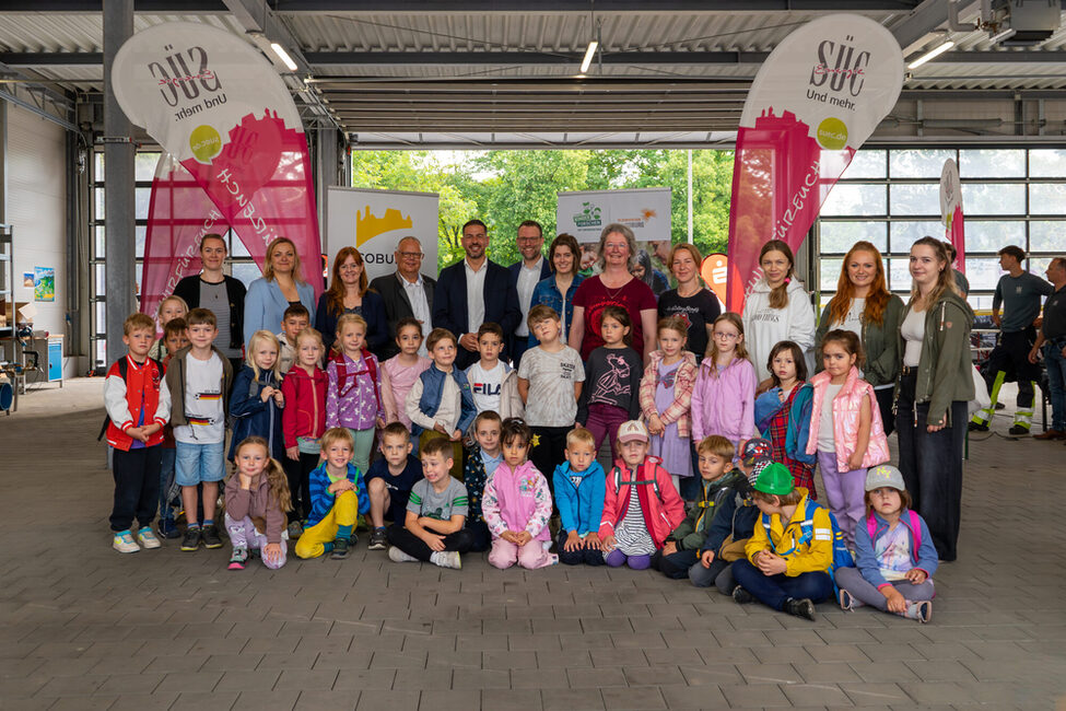 Reihe oben v.l.: Julia Dünisch (Bildungskoordination, FB 23, Bildung, Mobilität, Kultur und Sport, Landratsamt Coburg), Hanna Waller (Bildungskoordination, Stabsstelle Demografie, Bildung und Familie, Stadt Coburg), Bianca Haischberger (Leiterin Stabsstelle Demografie, Bildung & Familie), Martin Stingl (1. Stellvertreter des Landrates), 3. Bürgermeister Can Aydin,  Franz-Josef Loscar (Geschäftsführer, SÜC Coburg), Franziska Dennstädt (Klimaschutzmanagerin, LKR Coburg, Erzieherinnen und Kinder Kindergarten Ascolino.