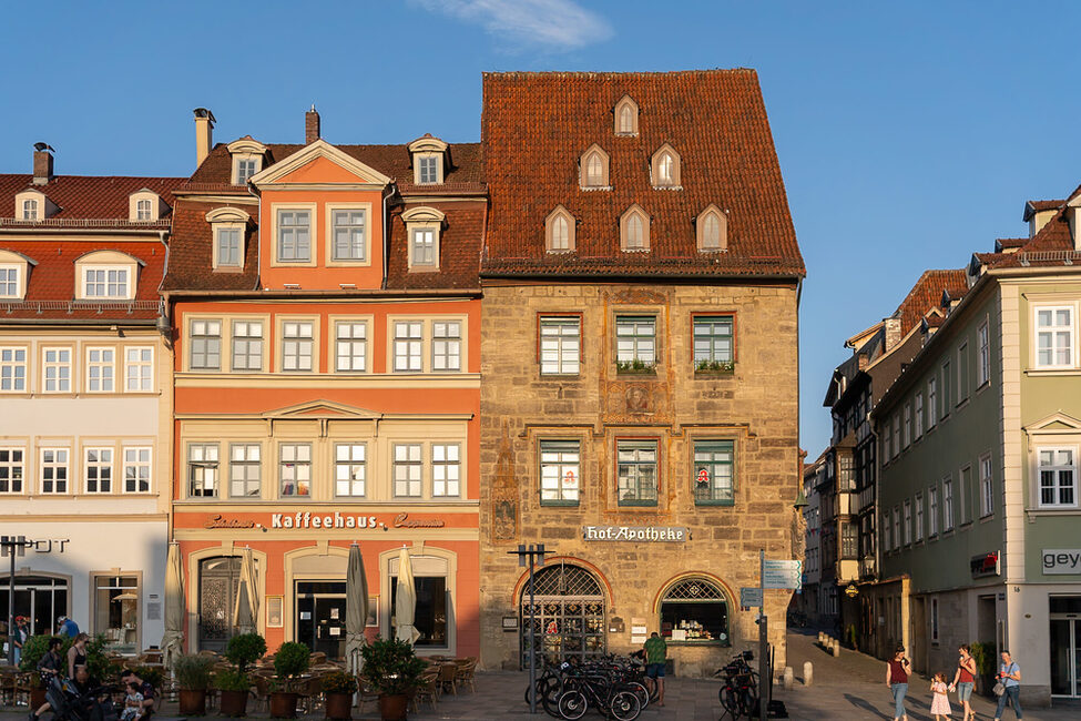 Hof-Apotheke und Kaffeehaus am Marktplatz.