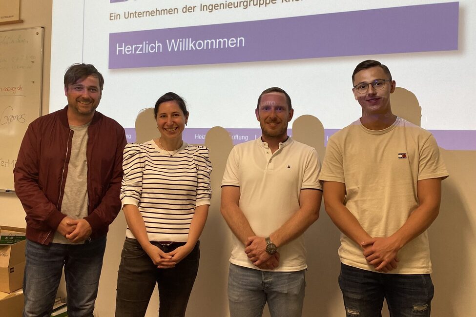 Matthias Völker (Projektkoordination „Jetzt Ihr!“), Daniela Werner (Berufsberatung Bundesagentur für Arbeit), Tobias Seidenstricker und Fabio Lafleur (beide von der Firma B&W Planungsbüro für Gebäudetechnik) bei einer Projektarbeit in der Rückertschule.