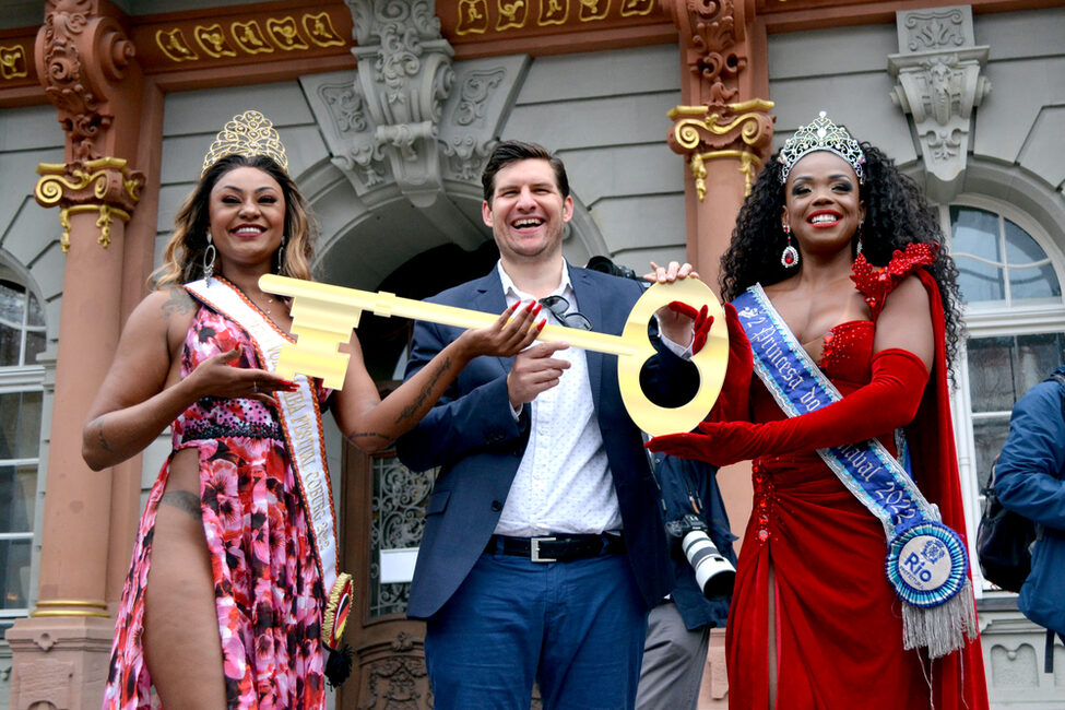 OB Dominik Sauerteig übergibt den Rathausschlüssel an die Sambaköniginnen aus Rio.
