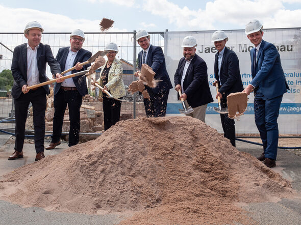 Beim Spatenstich buddeln gemeinsam Ulrich Delles, Hochschulkanzler Dr. Matthias J. Kaiser, Regierungspräsidentin Heidrun Piwernetz, OB Dominik Sauerteig, MdB Jonas Geissler, Prof. Dr. Jens Grubert