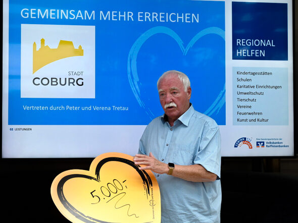 Behindertenbeauftragter Peter Tretau nimmt eine Spende in Höhe von 5000 Euro der VR-Bank Coburg entgegen.