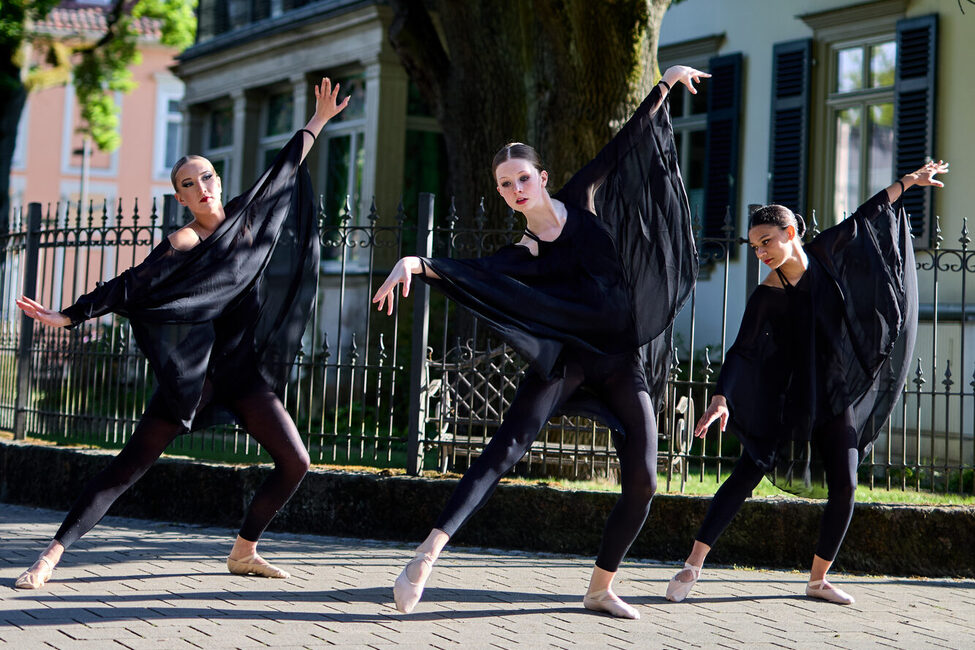 Trio der Ballettschule am Ketschentor tanzt.