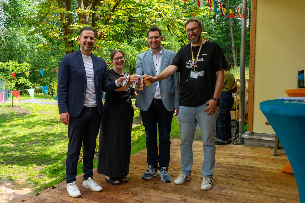 Bürgermeister Can Aydin, Melanie Becker, OB Dominik Sauerteig und Matthias P. Schmidt bei der Eröffnung des Ascolino Kindergartens in Wüstenahorn.