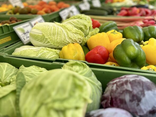 Der Gemüsemarkt findet wöchentlich auf dem Marktplatz statt.