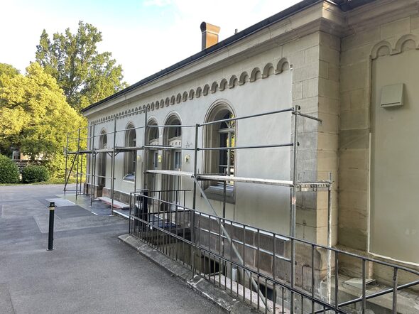 Die Außenfassade der Aussegnungshalle auf dem Coburger Friedhof wird umfassend renoviert.