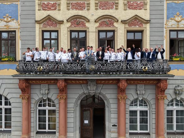 Der FC Coburg feiert die Meisterschaft der Saison 24/25 auf dem Rathausbalkon