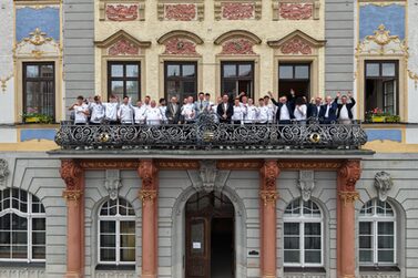Der FC Coburg feiert die Meisterschaft der Saison 24/25 auf dem Rathausbalkon
