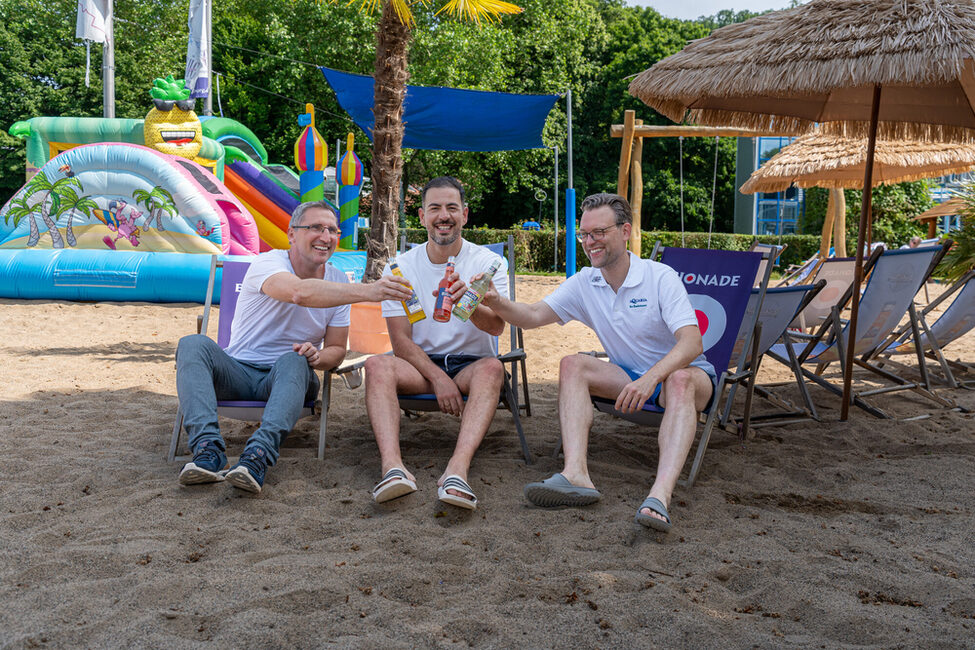 Das Aquaria hat jetzt einen Strand. Bürgermeister Can Aydin, SÜC-Geschäftsführer Loscar (re.) und Badchef Jörn Kircher testen die Liegestühle.
