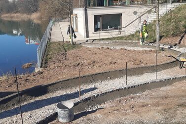 Der Zugang zur Terrasse am Haus am See in Wüstenahorn wird barrierefrei.