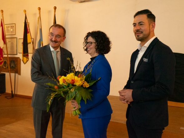 2. Bürgermeister Hartan und 3. Bürgermeister Aydin heißen Brigitte Flanderijn in der Stadtverwaltung willkommen.