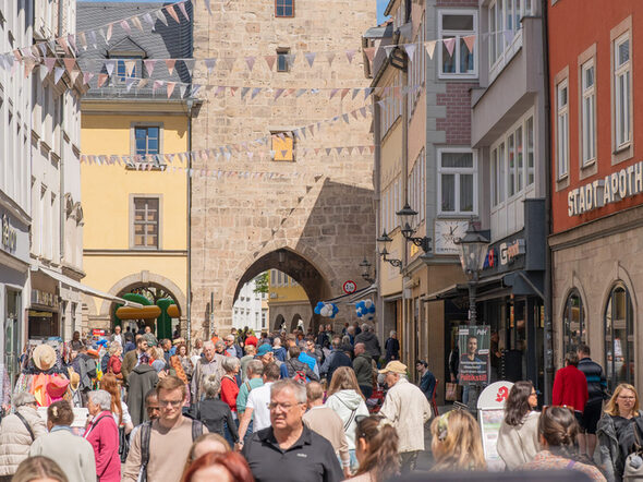 Spitalgasse mit vielen Besucher*innen.