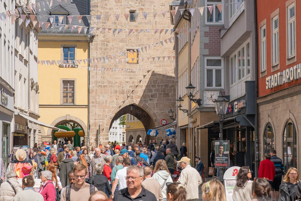 Spitalgasse mit vielen Besucher*innen.