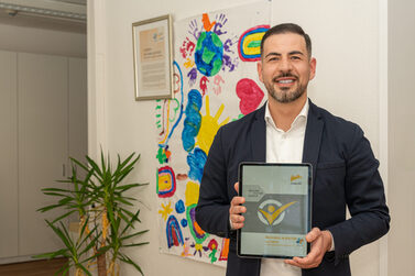 3. Bürgermeister Can Aydin bei der Präsentation des Bildungs- und Kulturschecks.