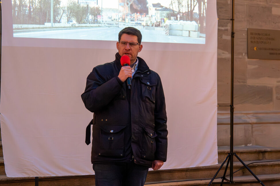 Dominik Sauerteig bei seiner Rede während der Eröffnung der Ausstellung